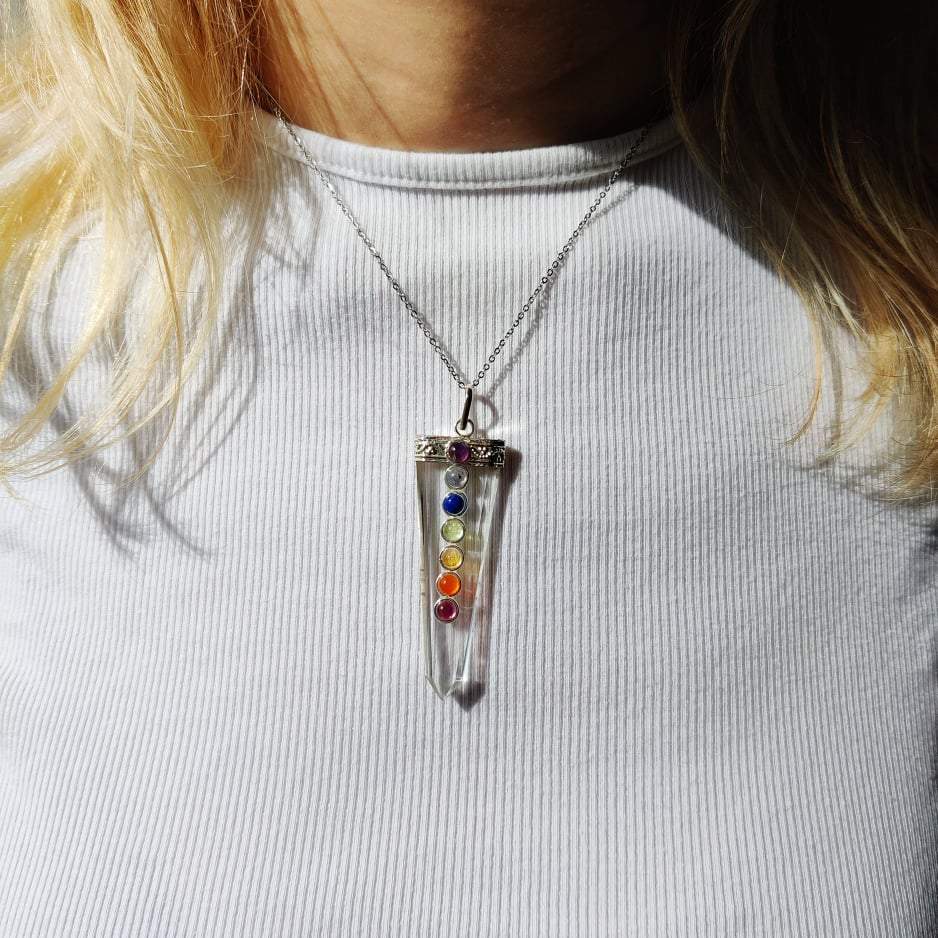 Collier 7 chakras sur du cristal de roche