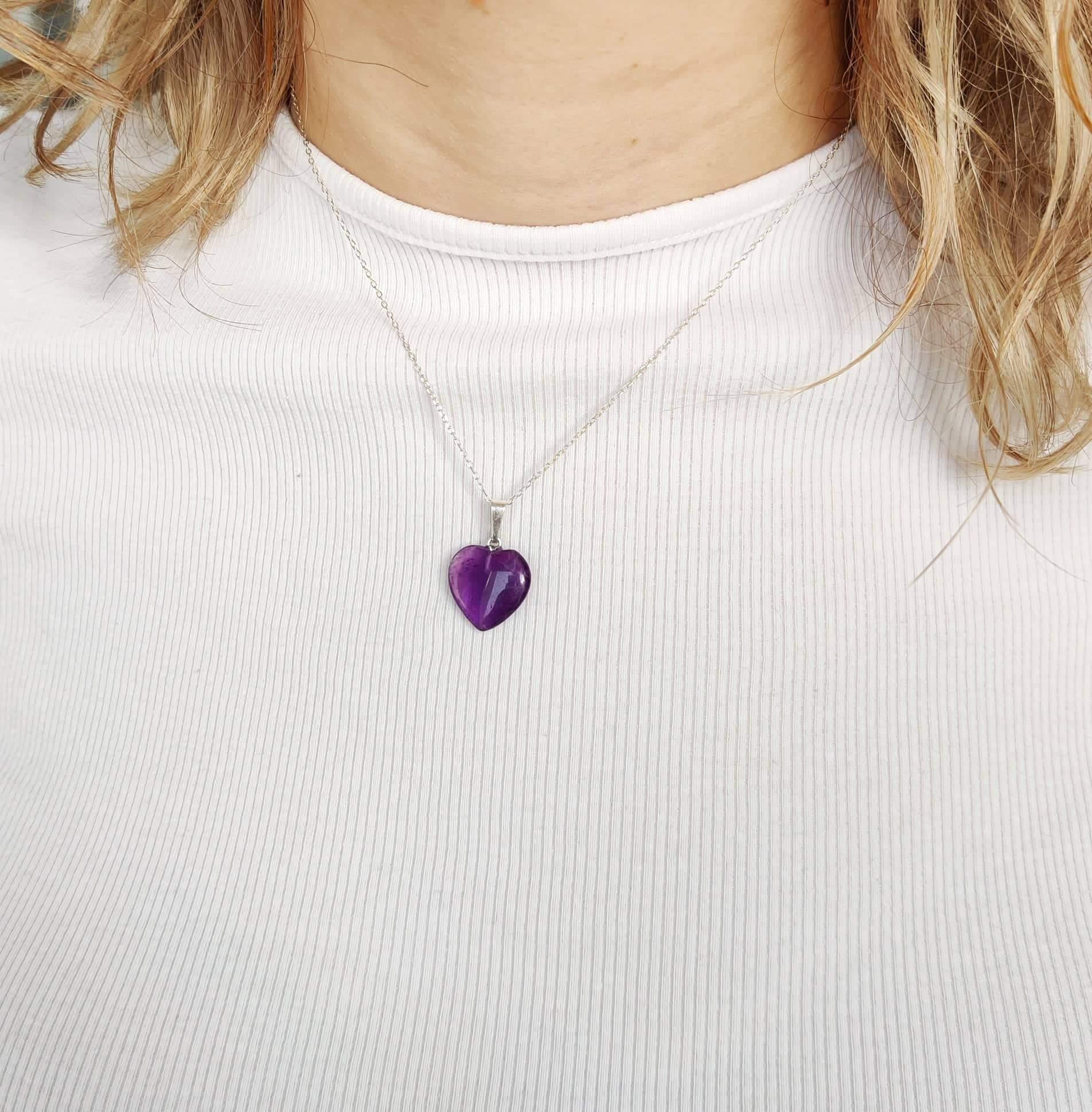 Pendentif en forme de coeur et pierre améthyste naturelle