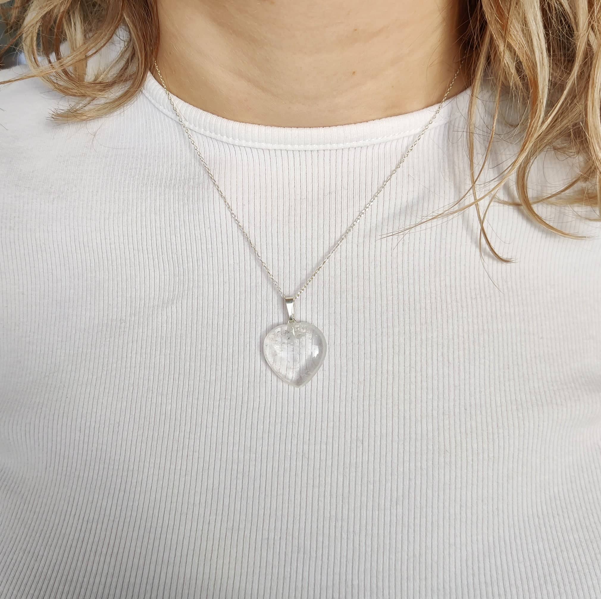 Pendentif en forme de coeur et pierre de cristal de roche