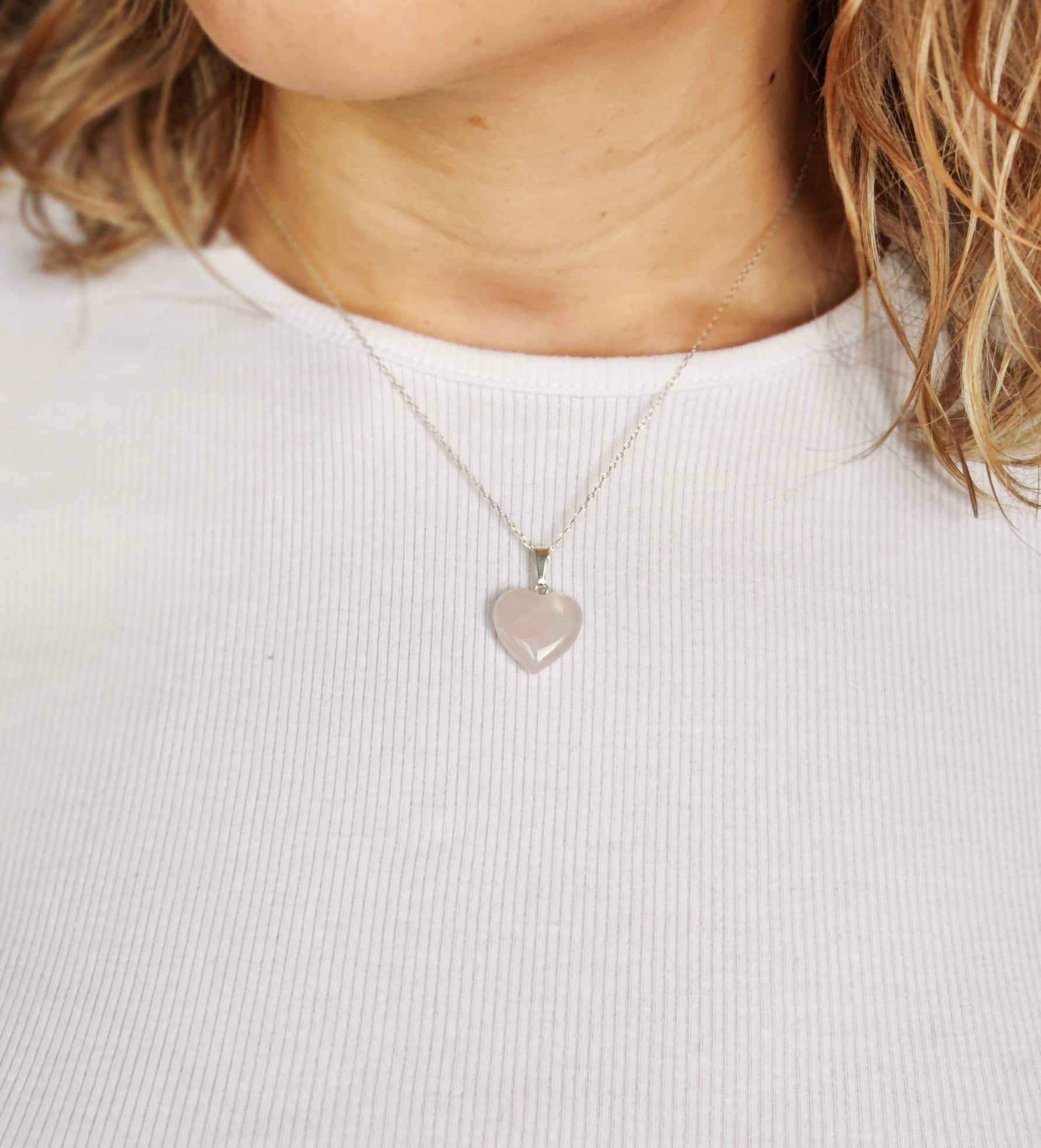 Pendentif en forme de coeur et pierre de quartz rose