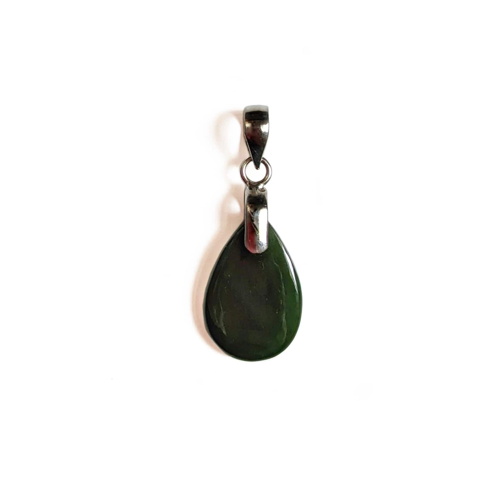 Pendentif en Jade – Harmonie et Sagesse Intérieure