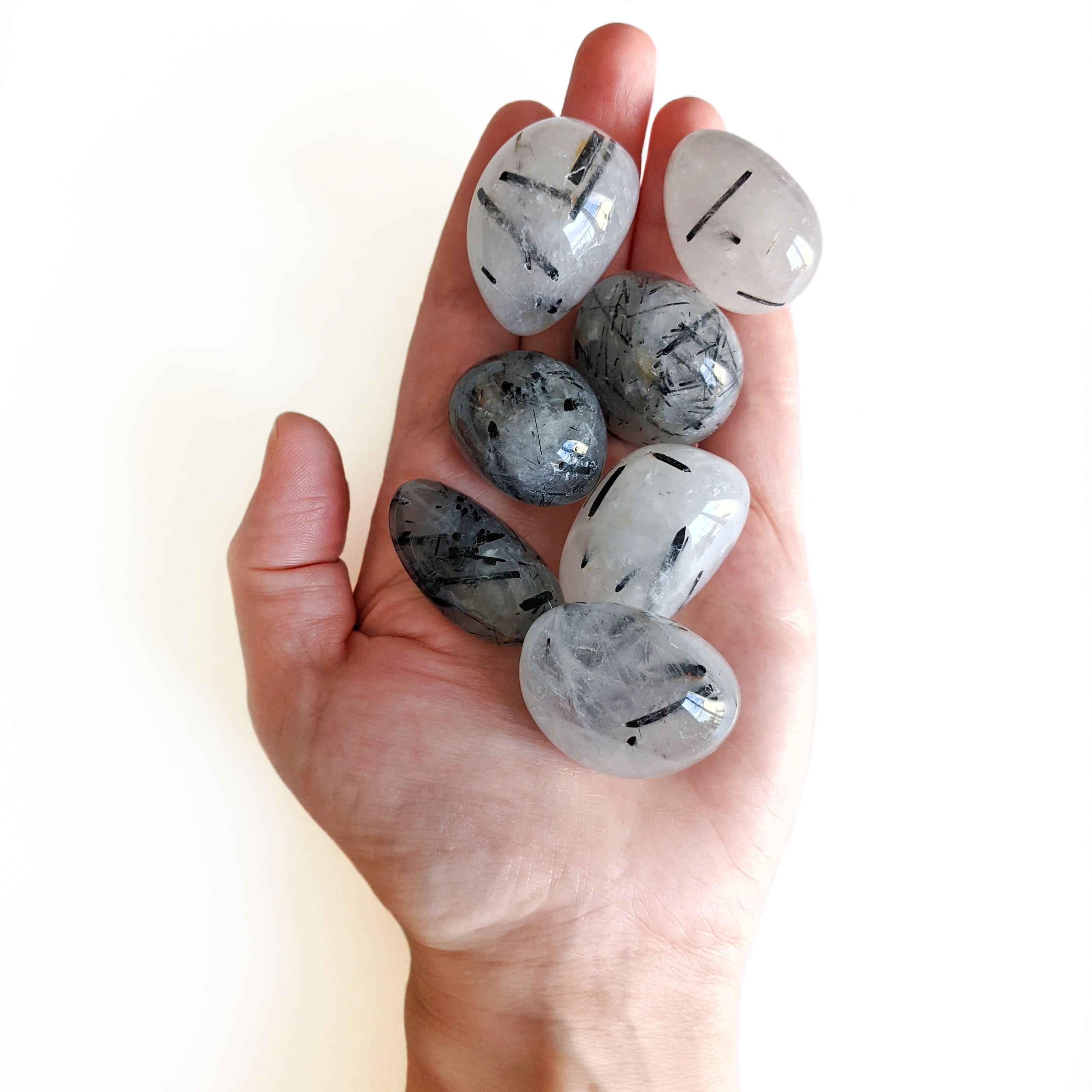 Pierre de cristal de roche et inclusion de tourmaline noire