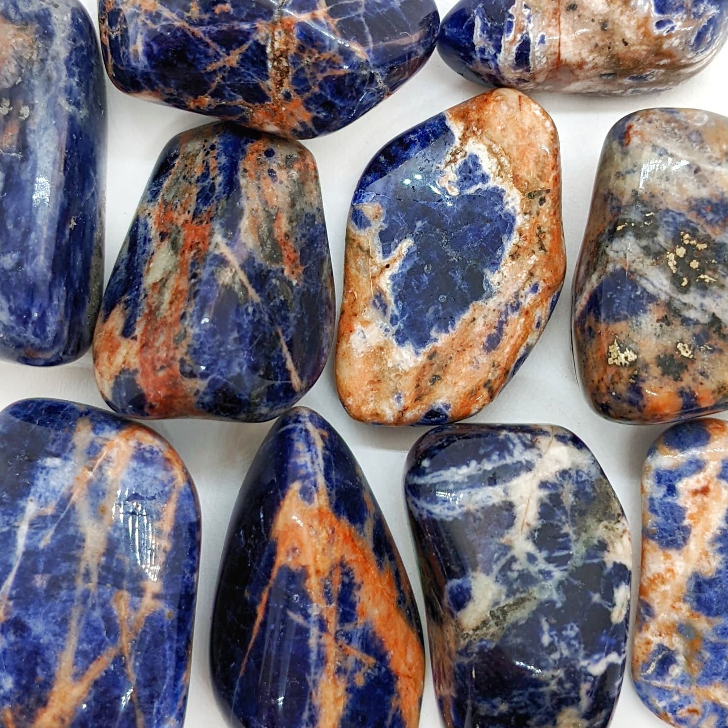 pierre naturelle sodalite et marbrures orangés
