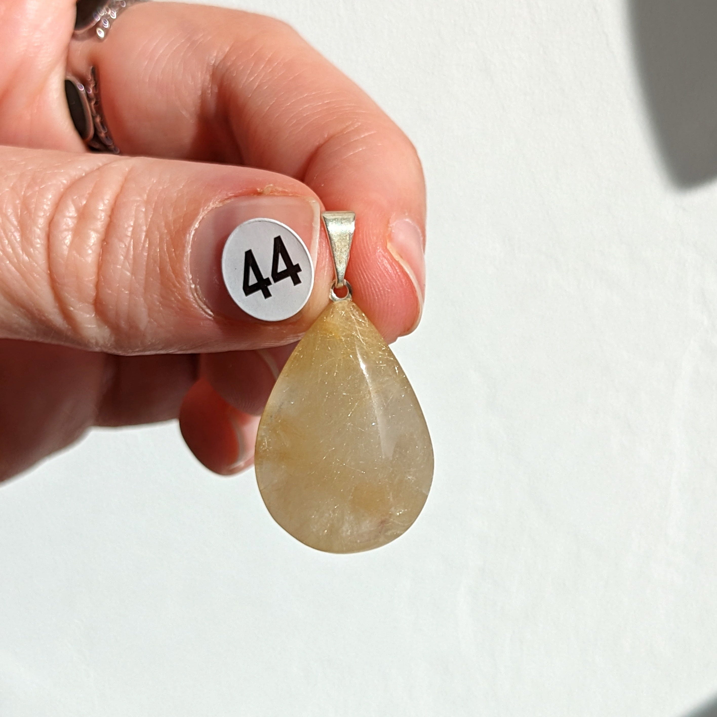 Pendentif en Quartz Rutile – Énergie et Clarté Intérieure