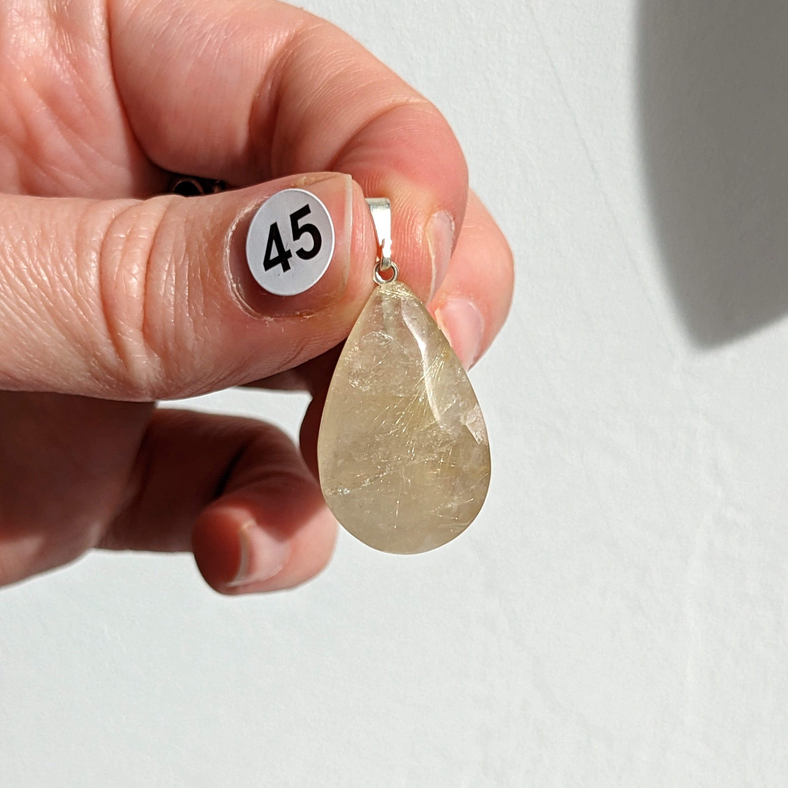 Pendentif en Quartz Rutile – Énergie et Clarté Intérieure