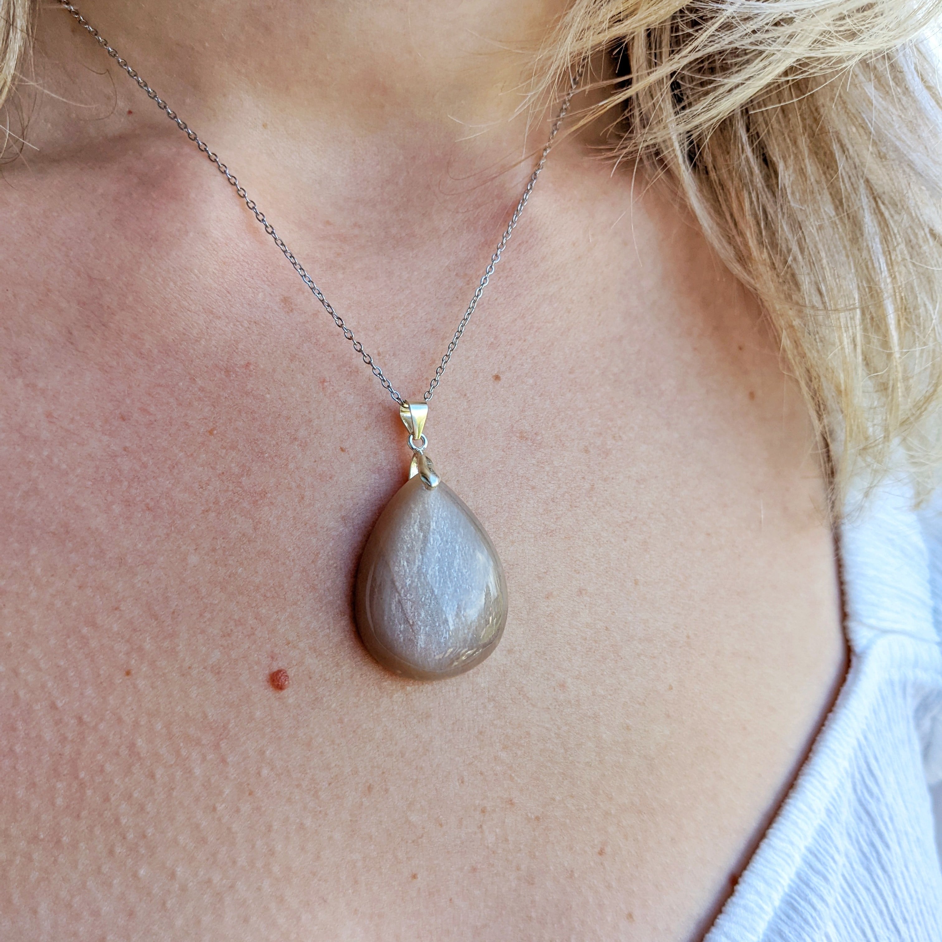 Pendentif en Pierre de Soleil – Joie et Rayonnement Personnel