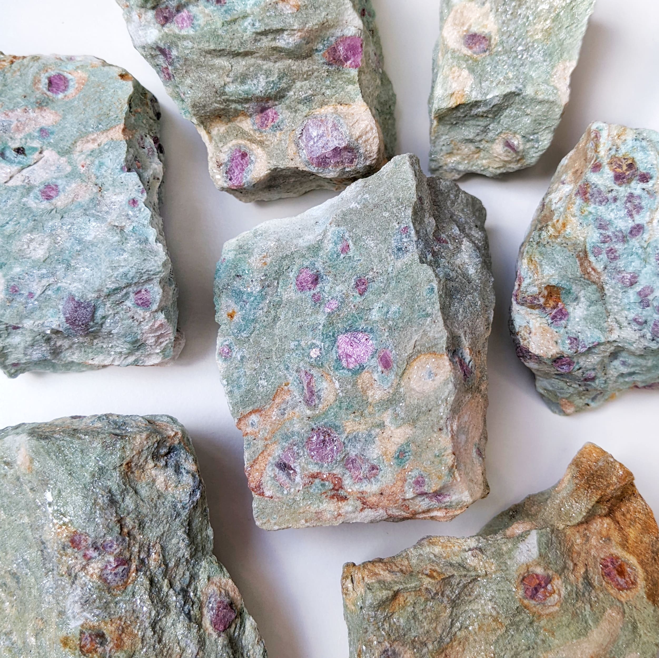 pierre brute rubis sur fuschite