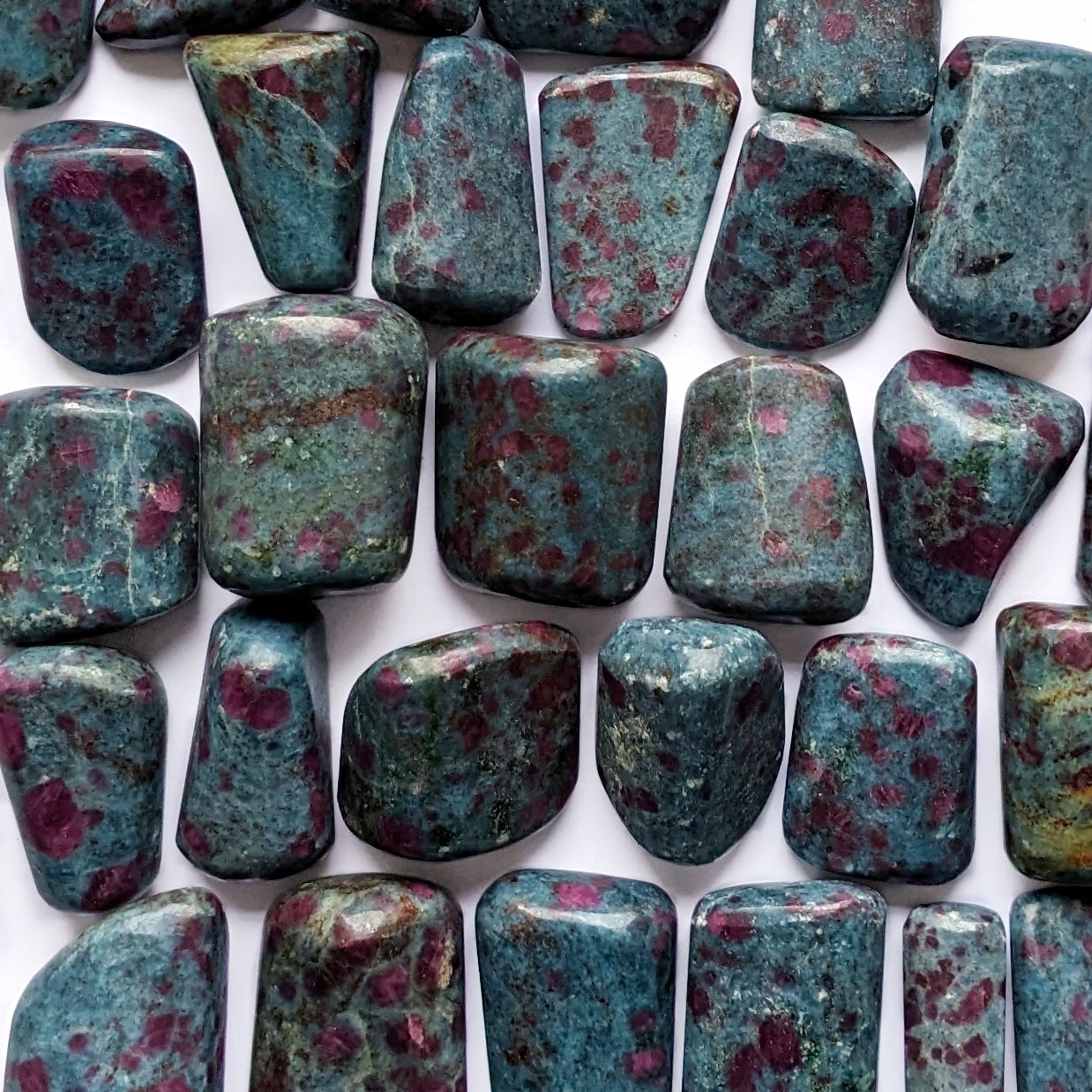 Pierre Roulée Rubis Kyanite – Énergie et Harmonie Intérieure