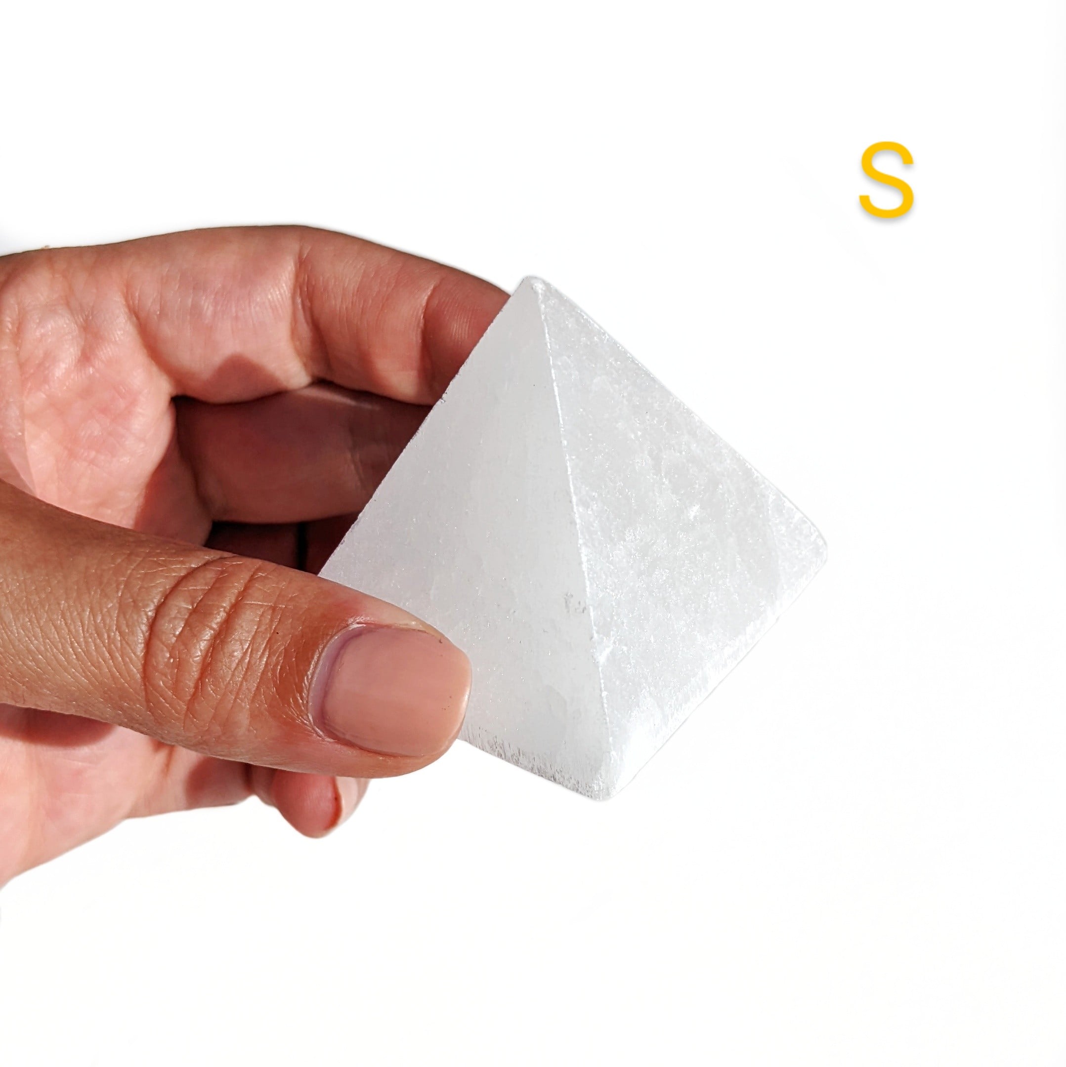 sélénite en forme pyramide