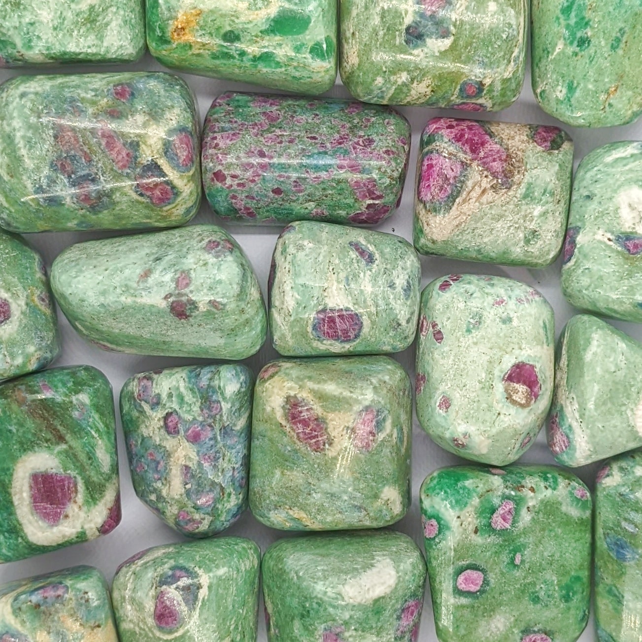 pierre naturelle rubis sur fuschite