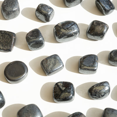 Pierre Roulée Hématite – Force et Ancrage