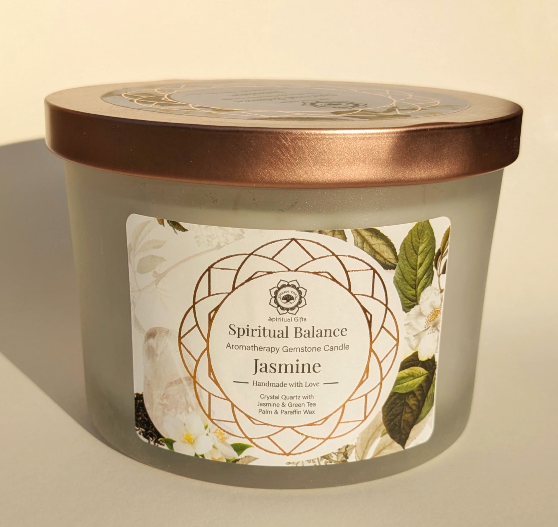 Entre douceur et stabilité, l’alliance du Quartz Cristal et du Jasmin inspire un profond sentiment d’harmonie et de paix intérieure.