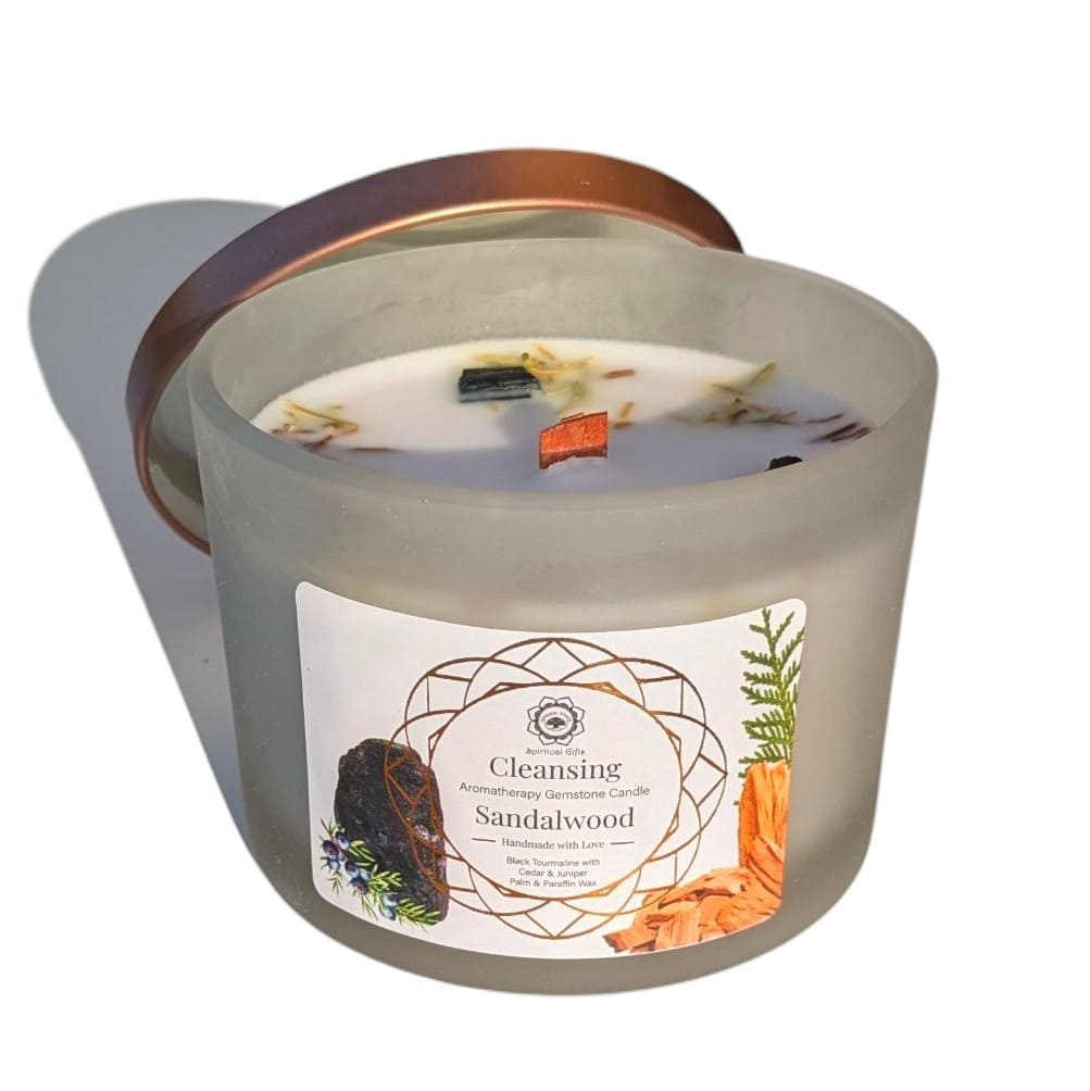 Cette bougie apaise, purifie et ancre les émotions.