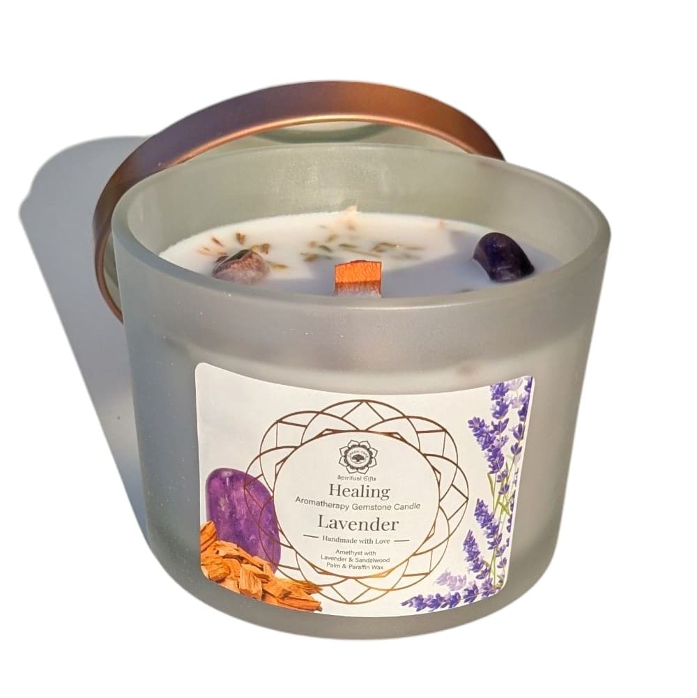 Une bougie Améthyste & Lavande à la cire de soja, pour un instant de paix et d’harmonie profonde.