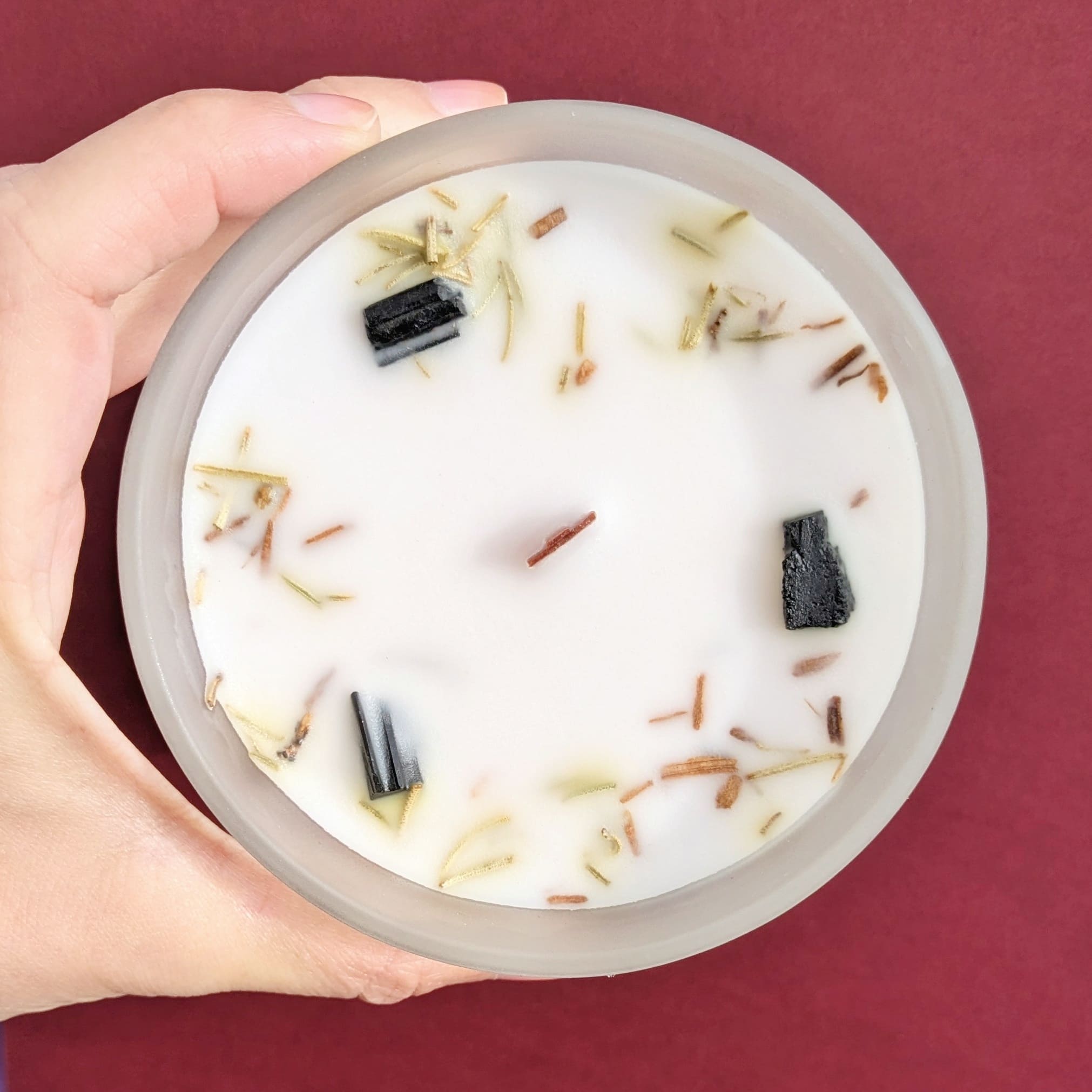 Cette bougie de 256g de cire de Soja et de tourmaline noir apporte un moment de sérénité.