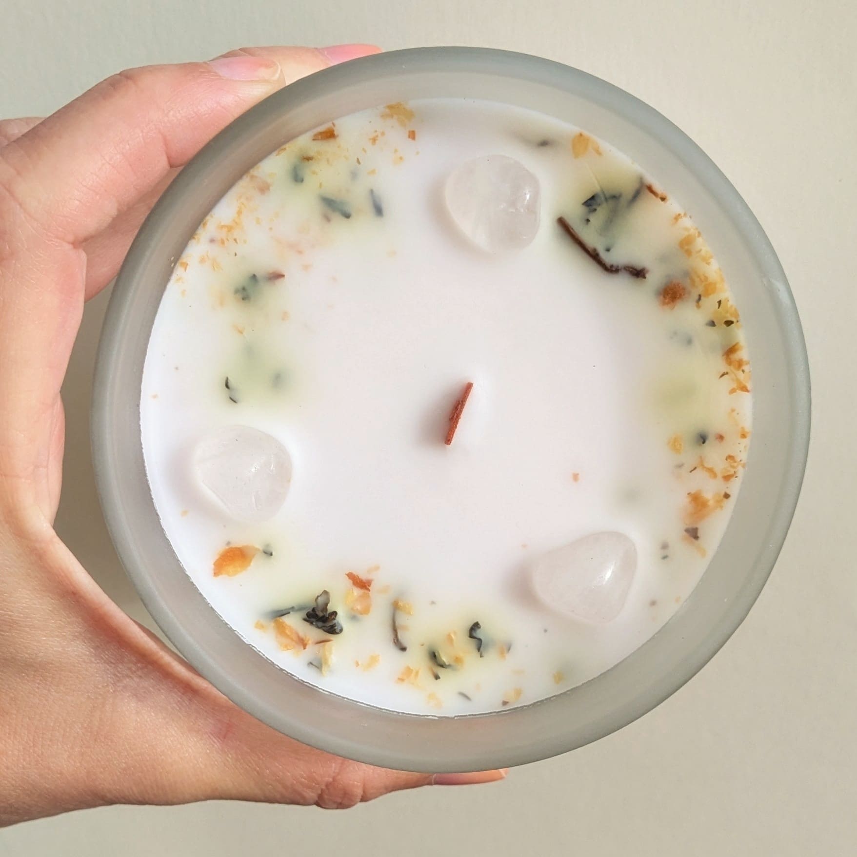 Le Quartz équilibre les émotions, le Jasmin détend l’âme et favorise la clarté intérieure.