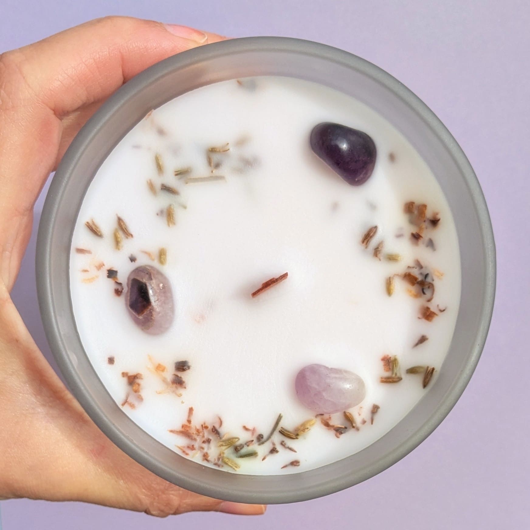 L’Améthyste apaise le mental tandis que la Lavande détend le corps et favorise un sommeil réparateur.