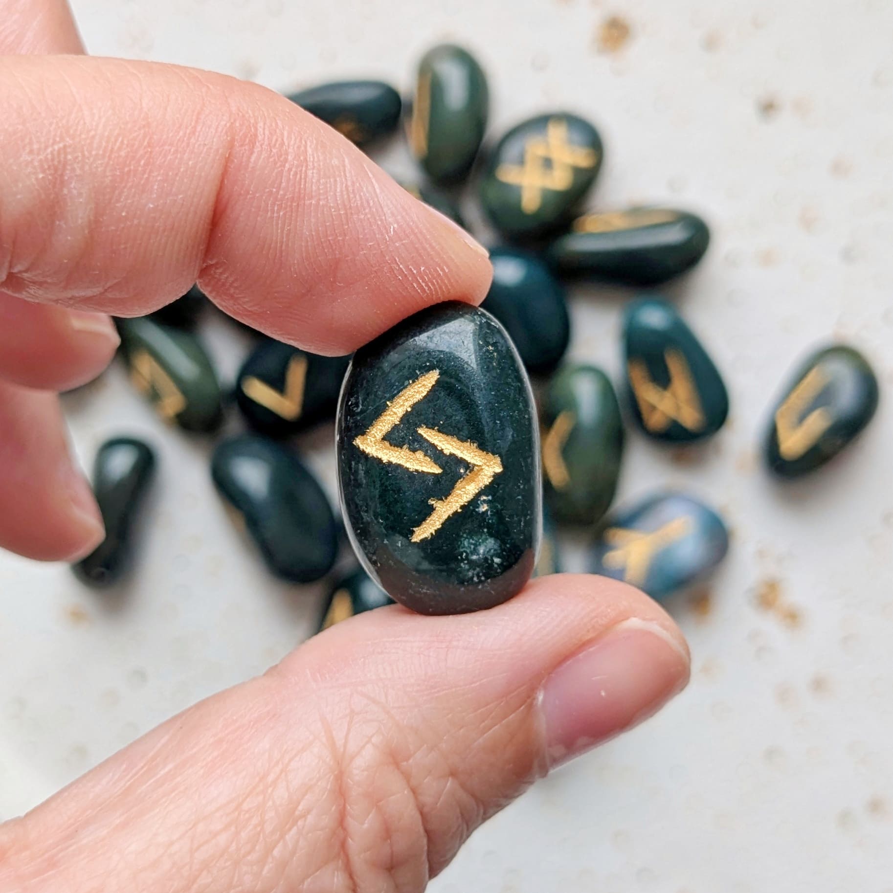 Jeu de runes en pierre jaspe heliotrope