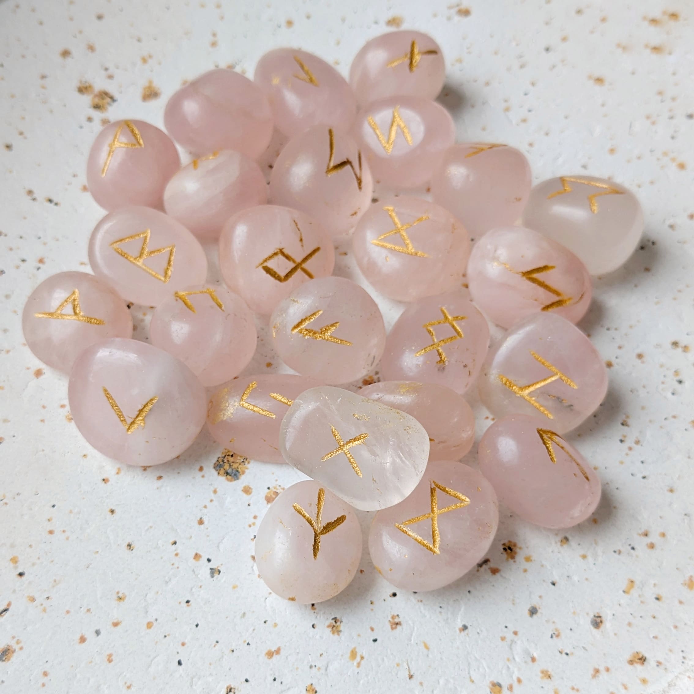 Jeu de runes en pierre quartz rose