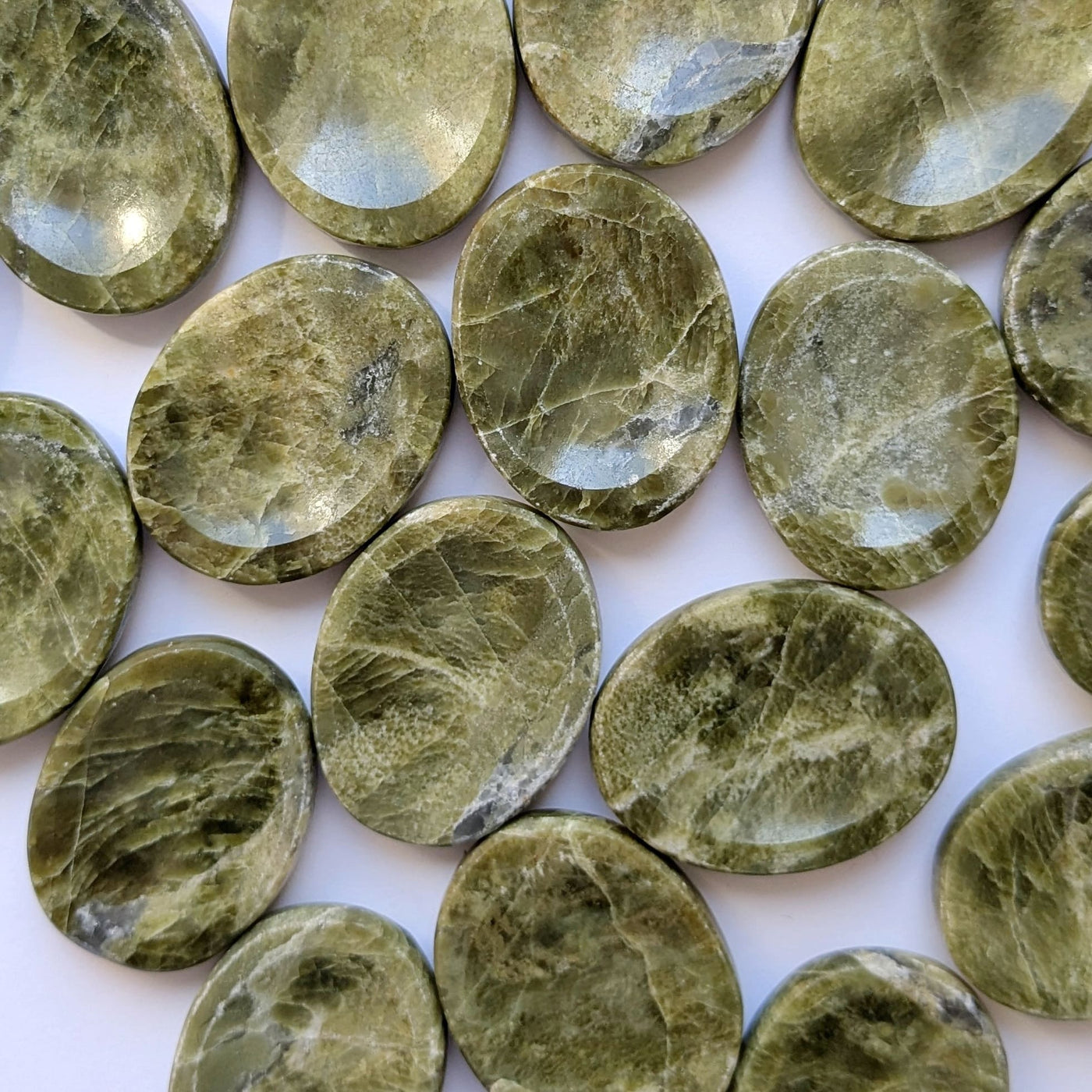 Bijoux et pierres en vésuvianite
