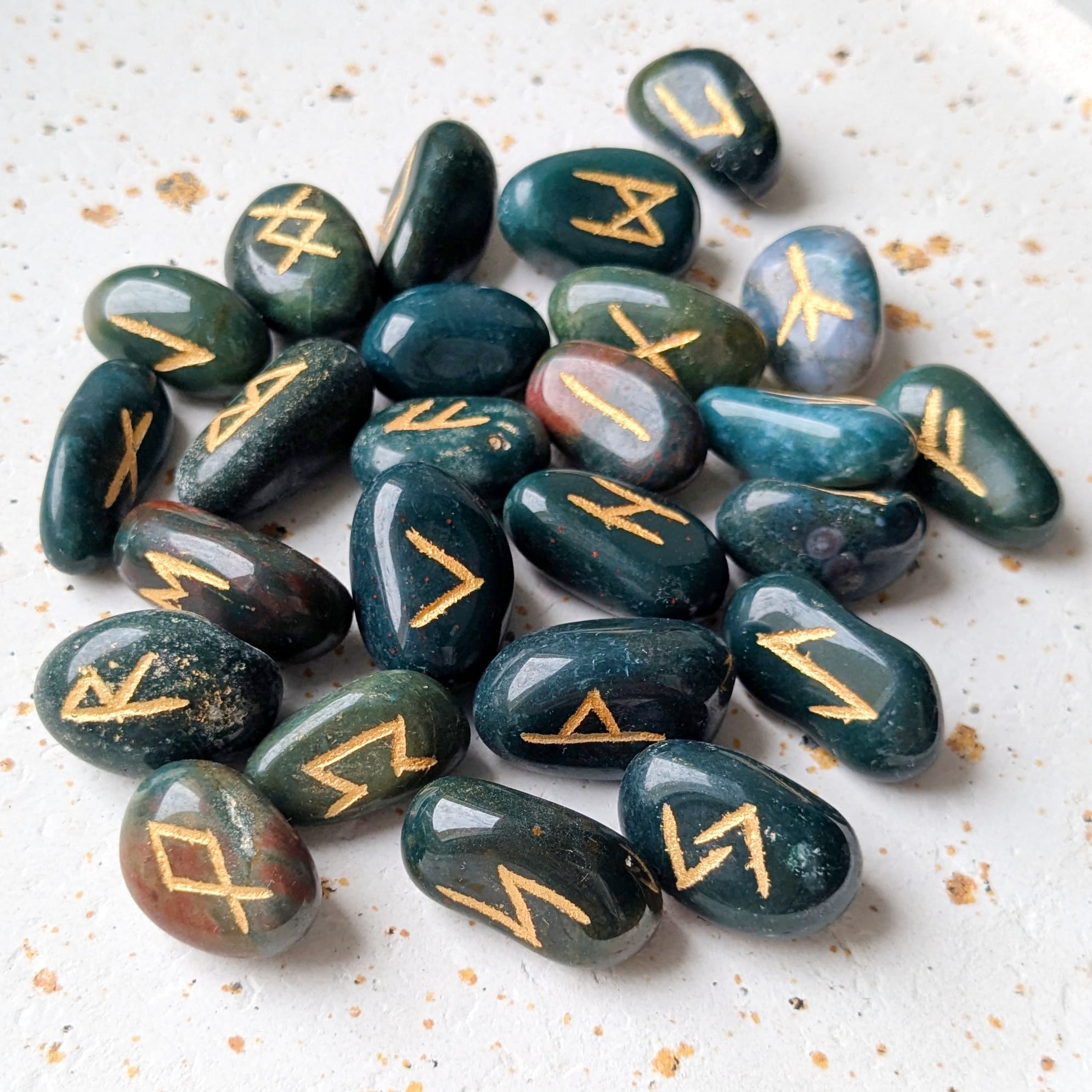 Runes viking en pierre jaspe heliotrope
