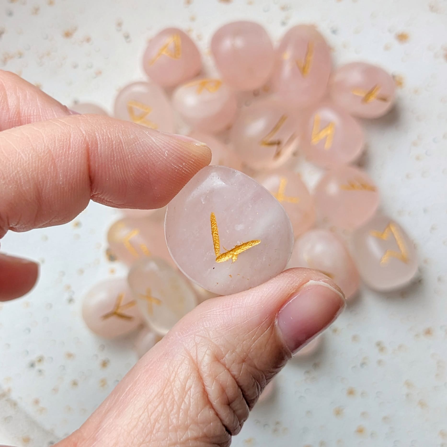Runes viking en pierre quartz rose