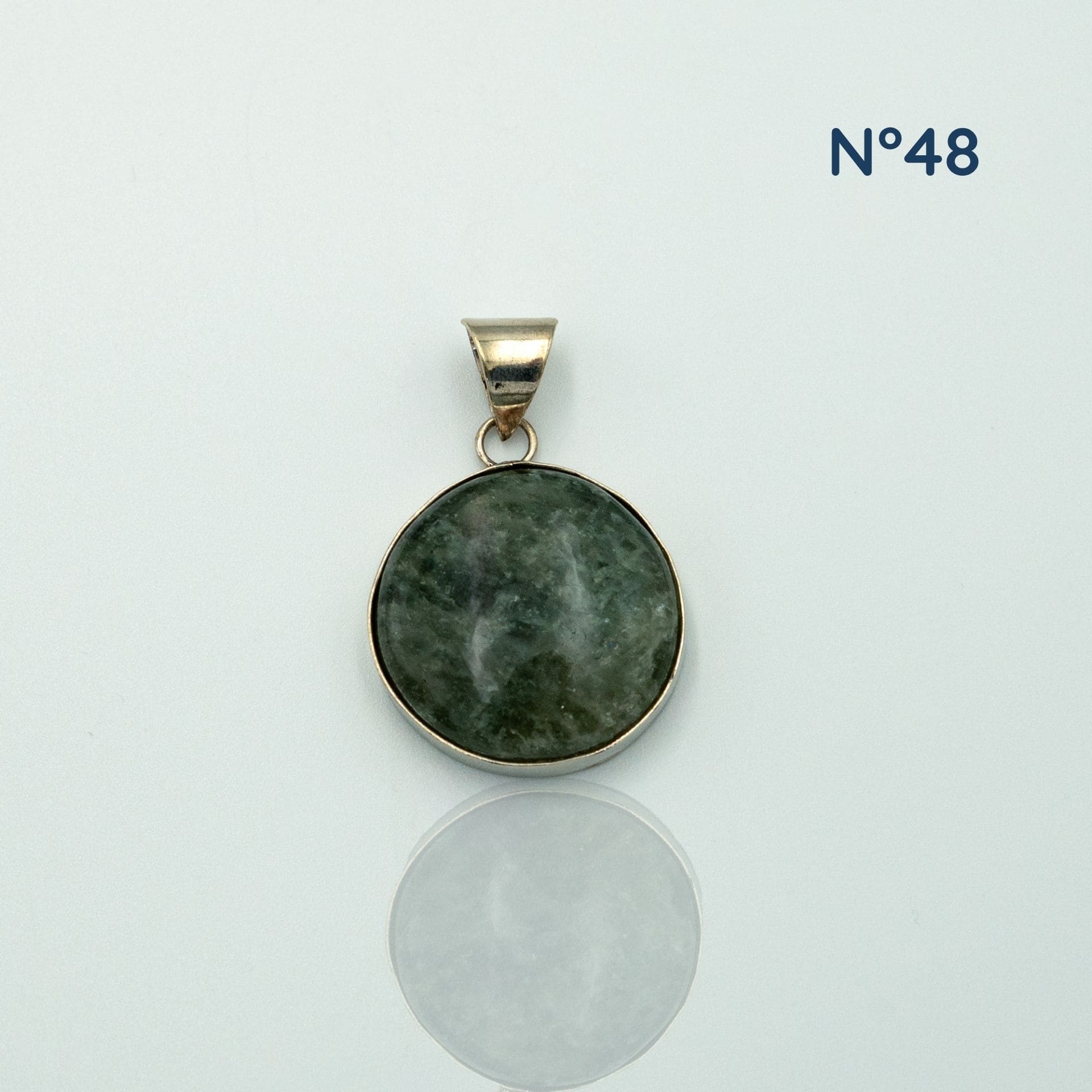 Pendentif en Serpentine – Ancrage et Renouveau