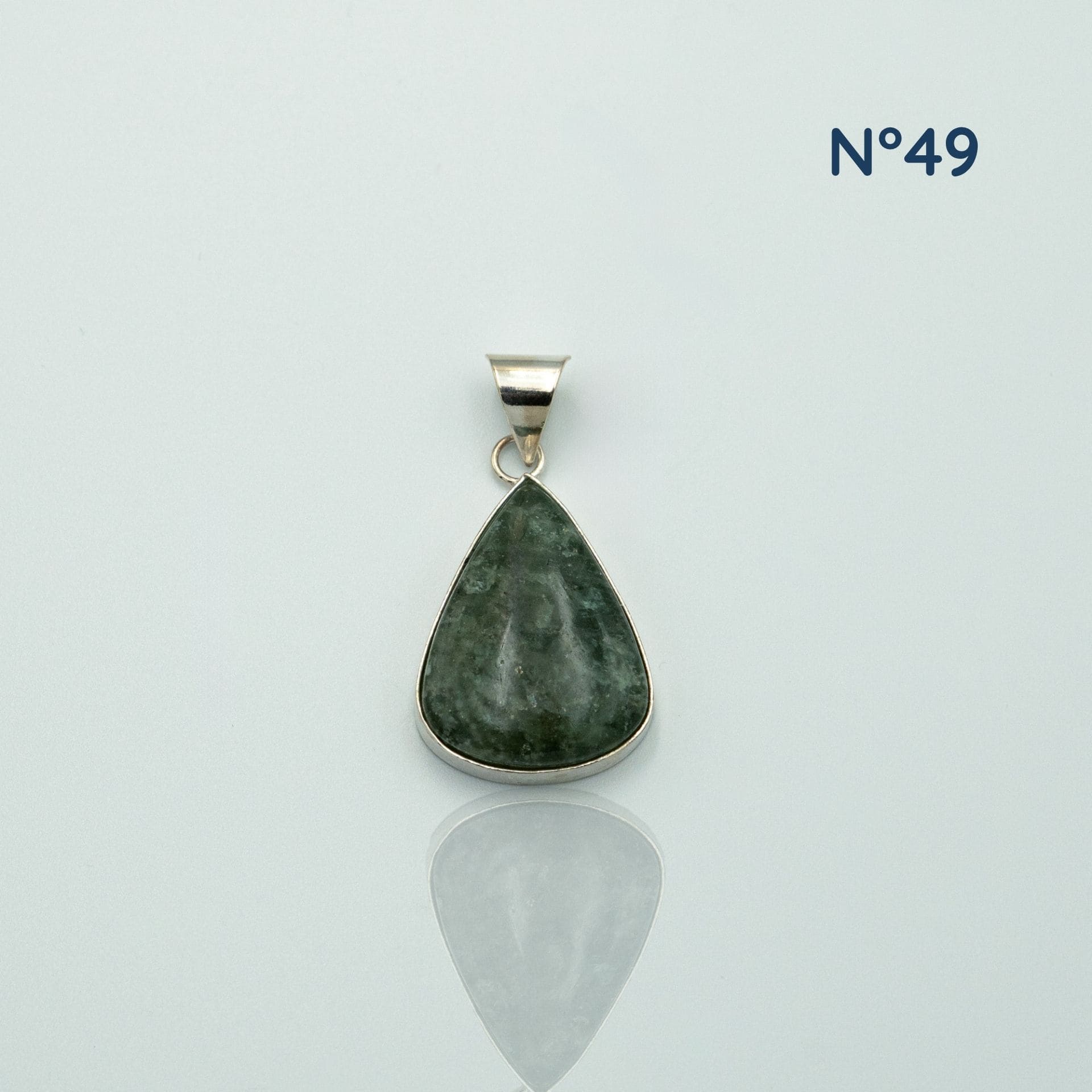 Pendentif en Serpentine – Ancrage et Renouveau