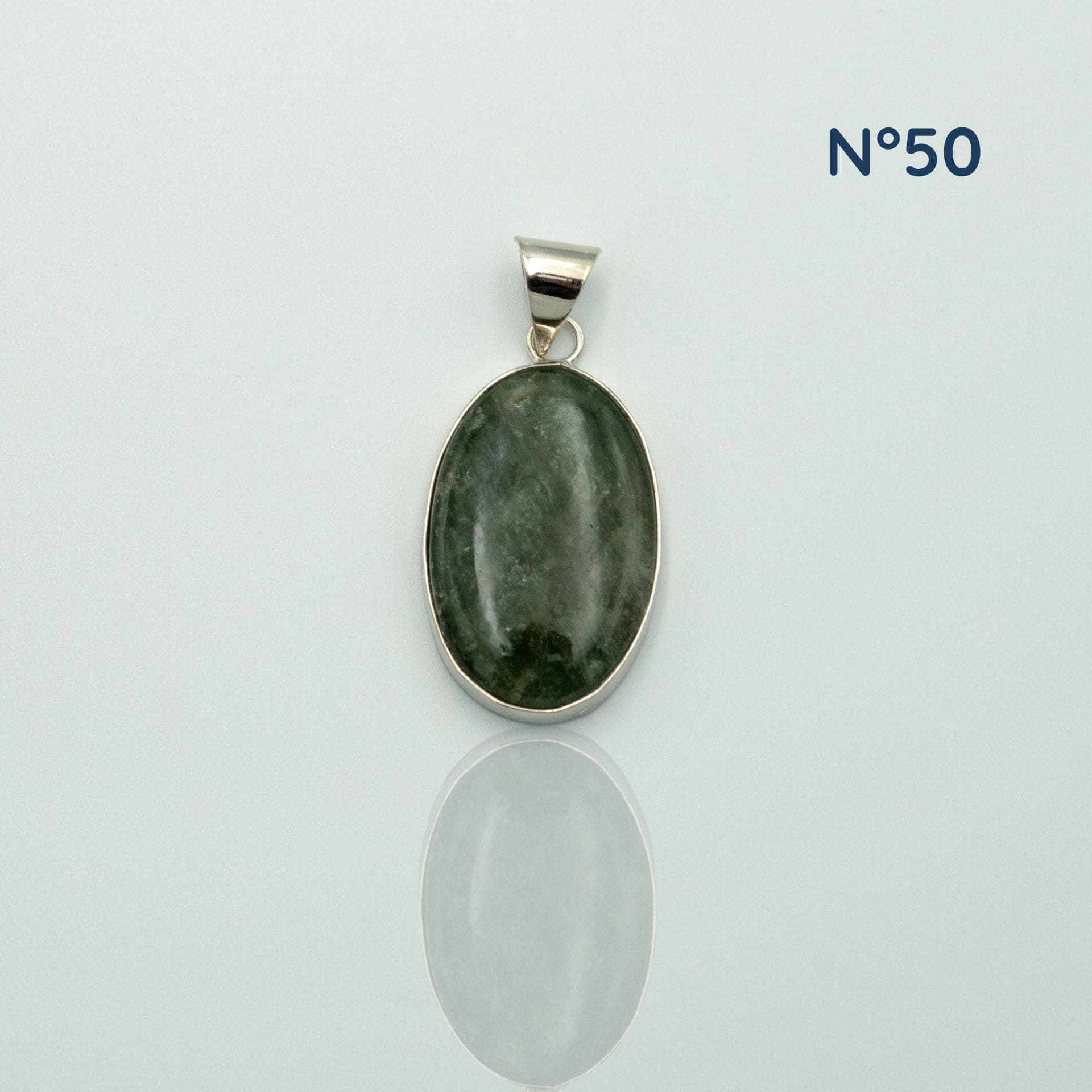 Pendentif en Serpentine – Ancrage et Renouveau