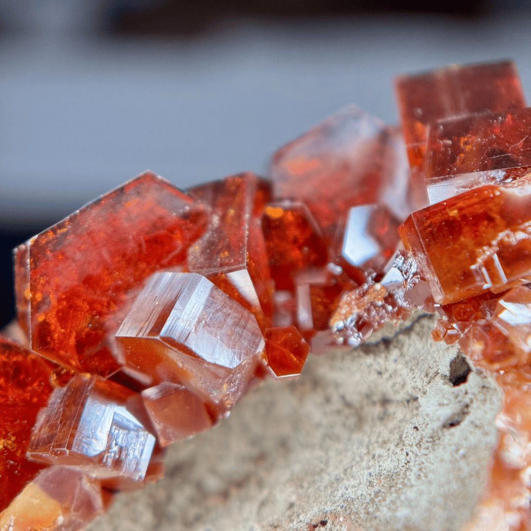Cristaux de Vanadinite Hexagonale (4.7 cm) - Mibladen, Maroc