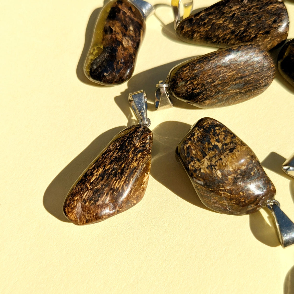 Pendentif en Bronzite  – Protection et Ancrage