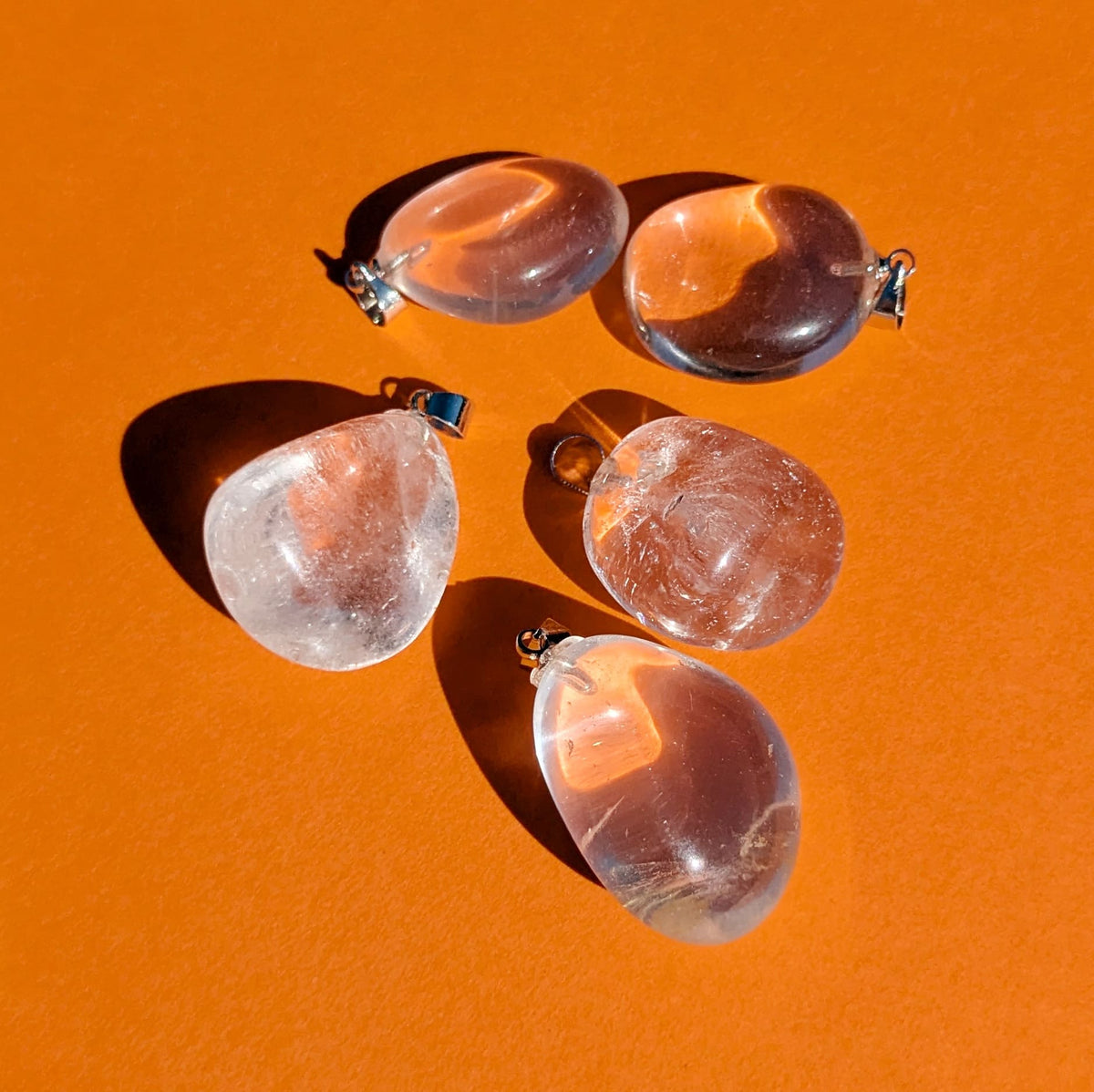Pendentif en Cristal de Roche Roulée – Clarté et Énergie Pure