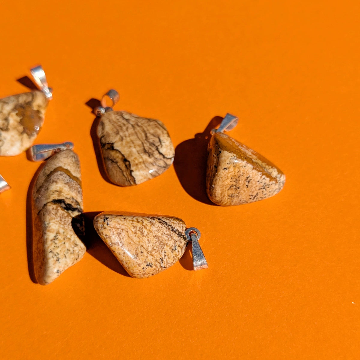 Pendentif en Jaspe Paysage Roulée – Stabilité et Créativité