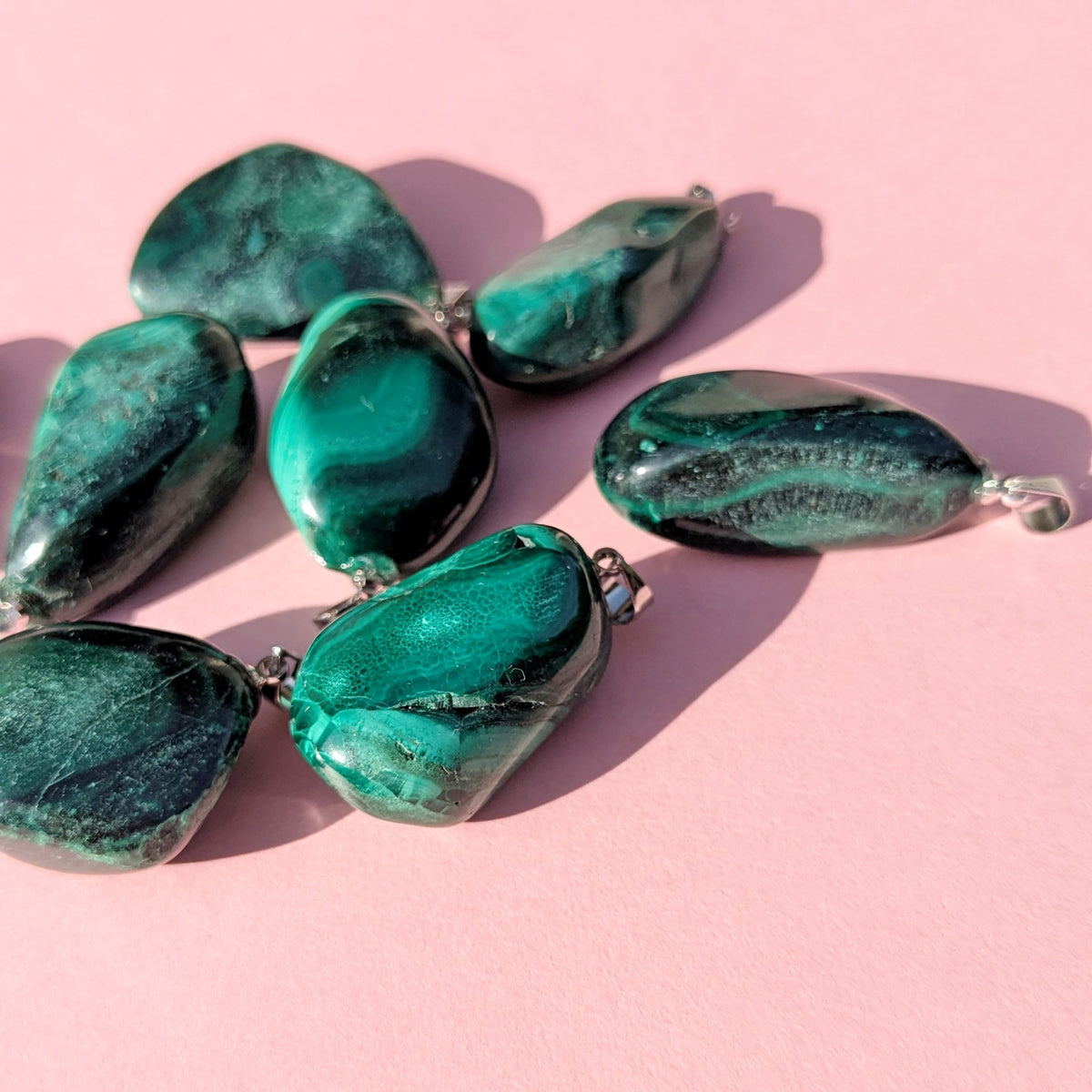 Pendentif en Malachite Roulée – Protection et Transformation