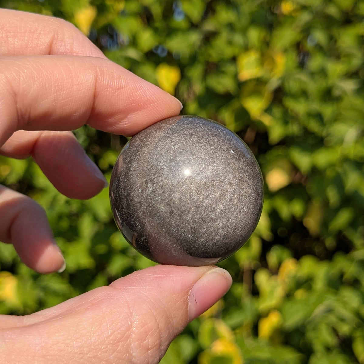 Sphère obsidienne argentée