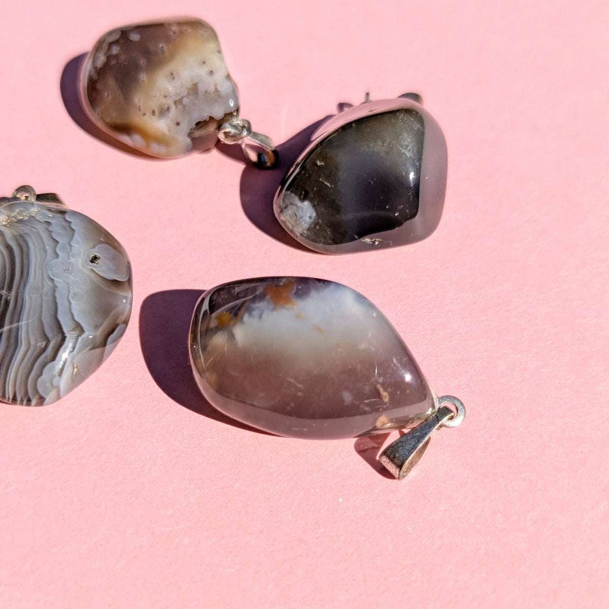 Pendentif en Agate du Botswana Roulée – Équilibre