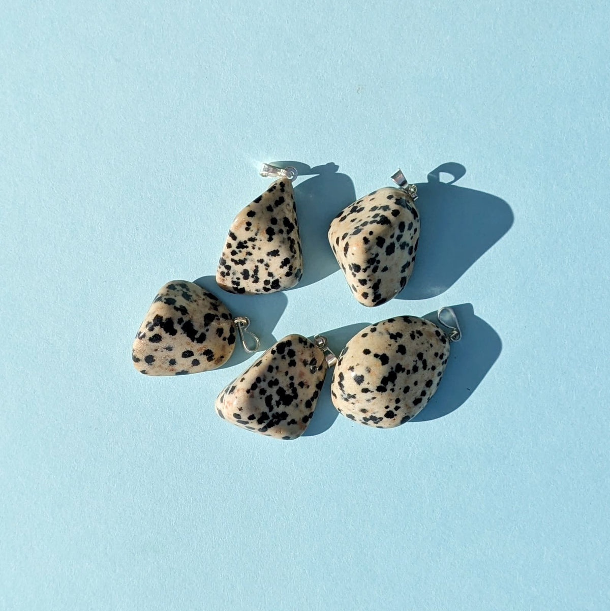 Pendentif en Jaspe Dalmatien Roulée – Équilibre et Joie de Vivre