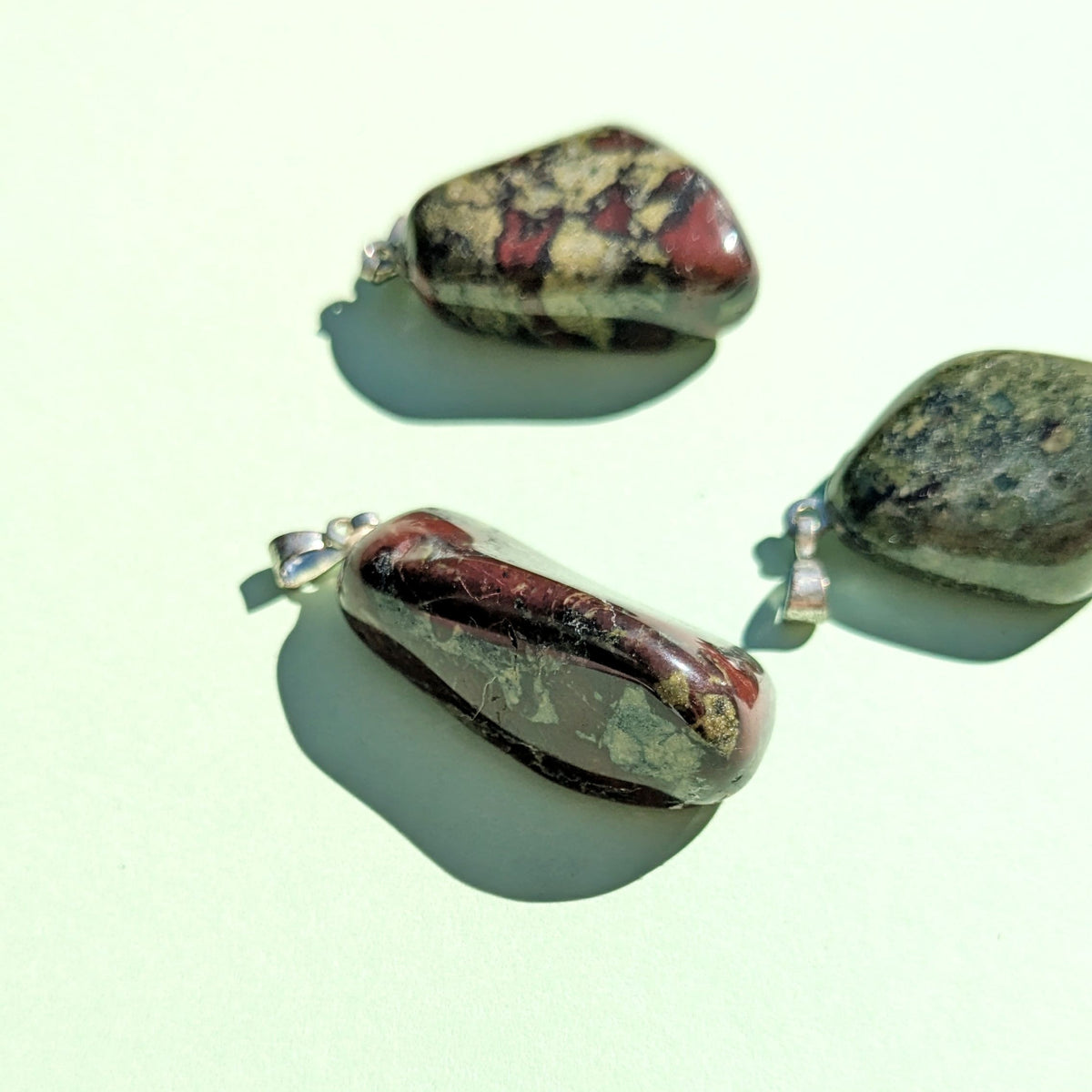 Pendentif en Jaspe Sang de Dragon -  Force et Protection