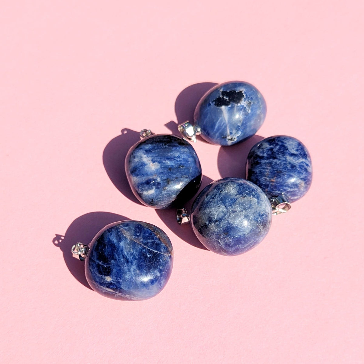 Pendentif en Sodalite Roulée – Clarté et Confiance en Soi