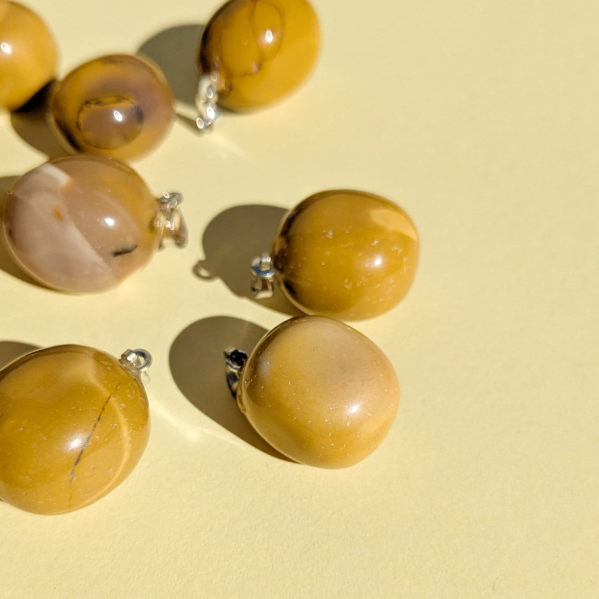 Pendentif en Jaspe Mokaïte Roulée – Vitalité et Adaptabilité