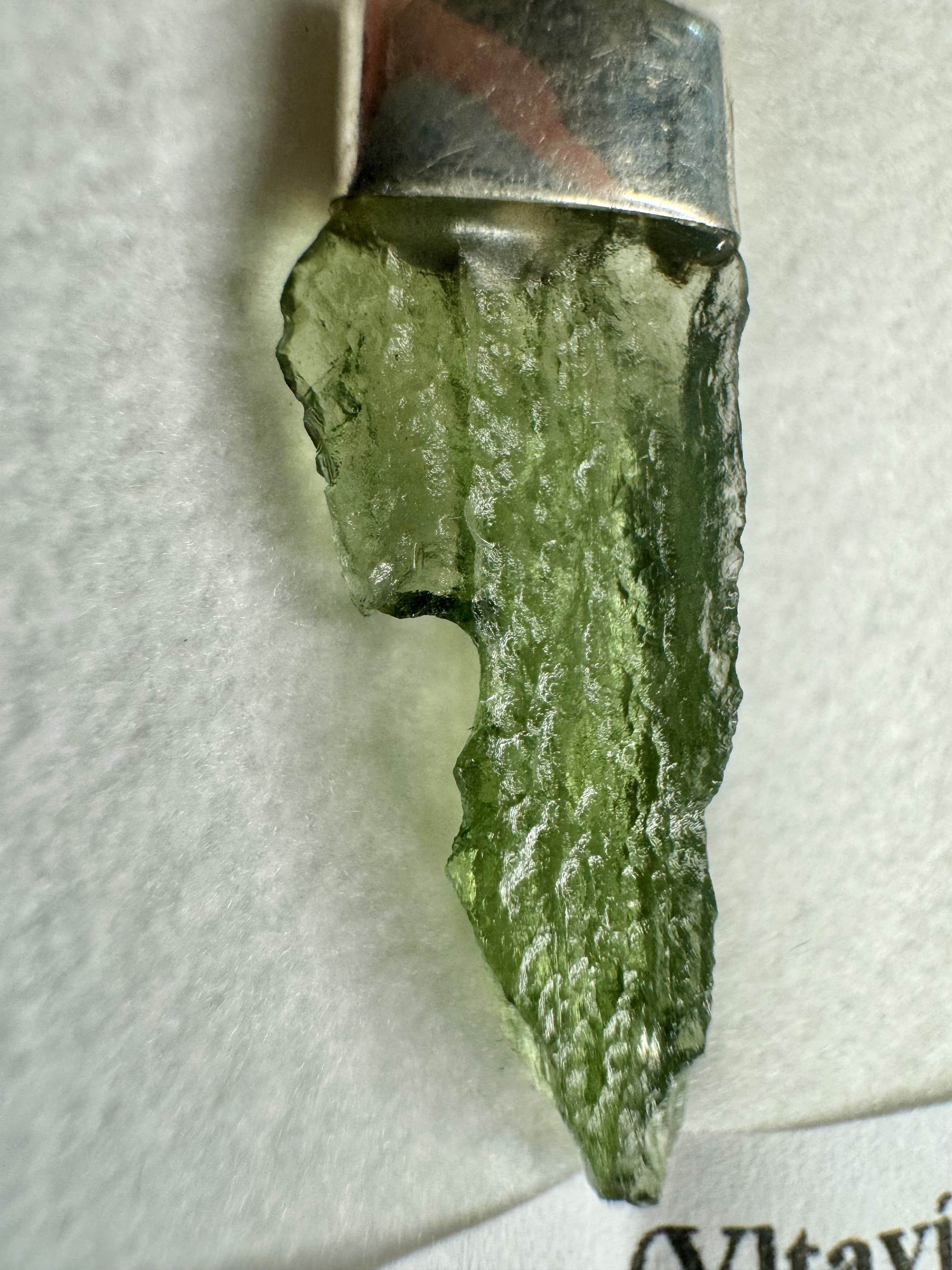 pierre de moldavite naturelle - tectite verte