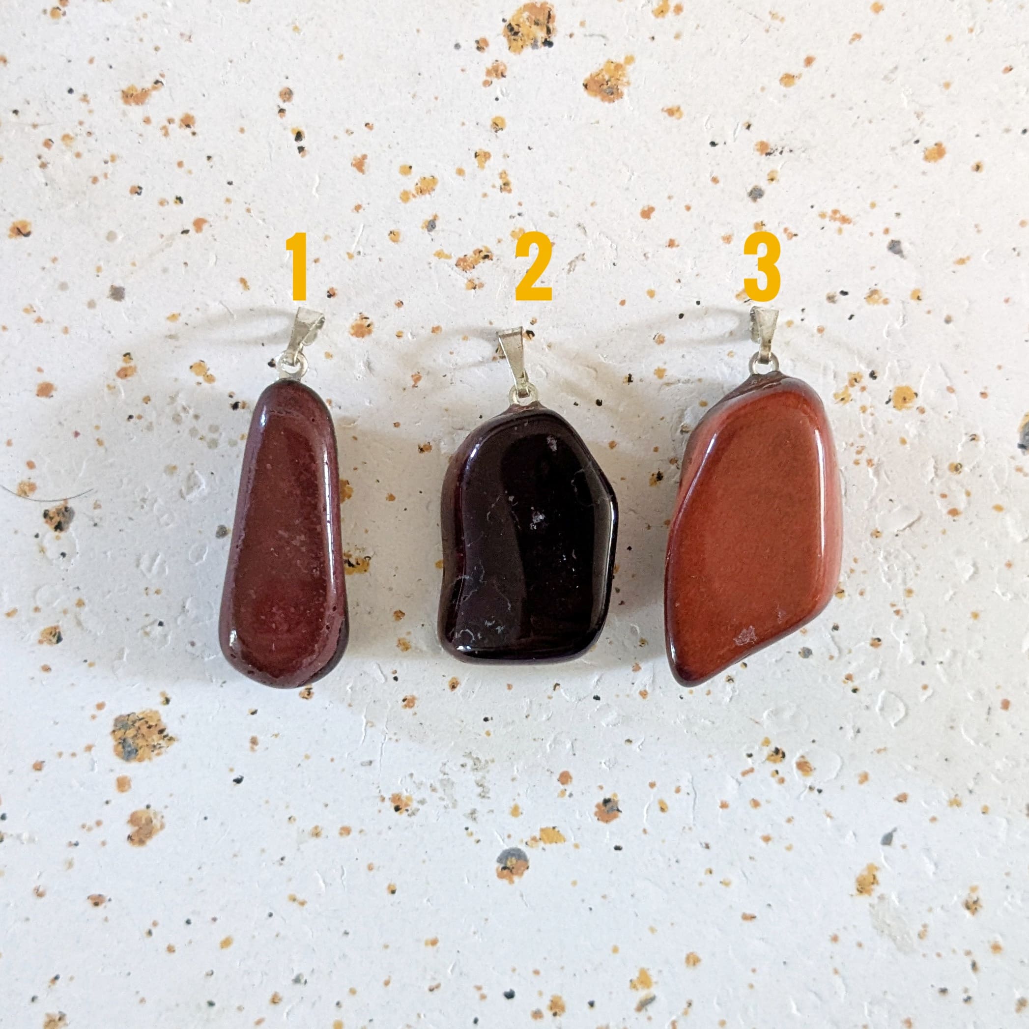 Pendentif en Œil de Taureau Roulée – Force et Protection