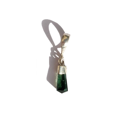 Pendentif en Tourmaline Verte – Guérison et Renouveau