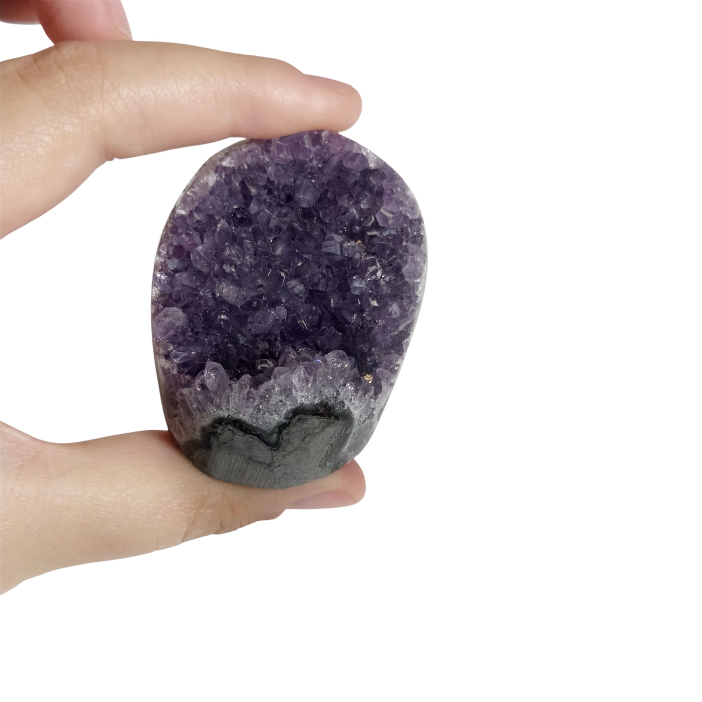 Découvrez la Géode d’Améthyste de 50 à 60 mm , une pièce naturelle provenant du Brésil.