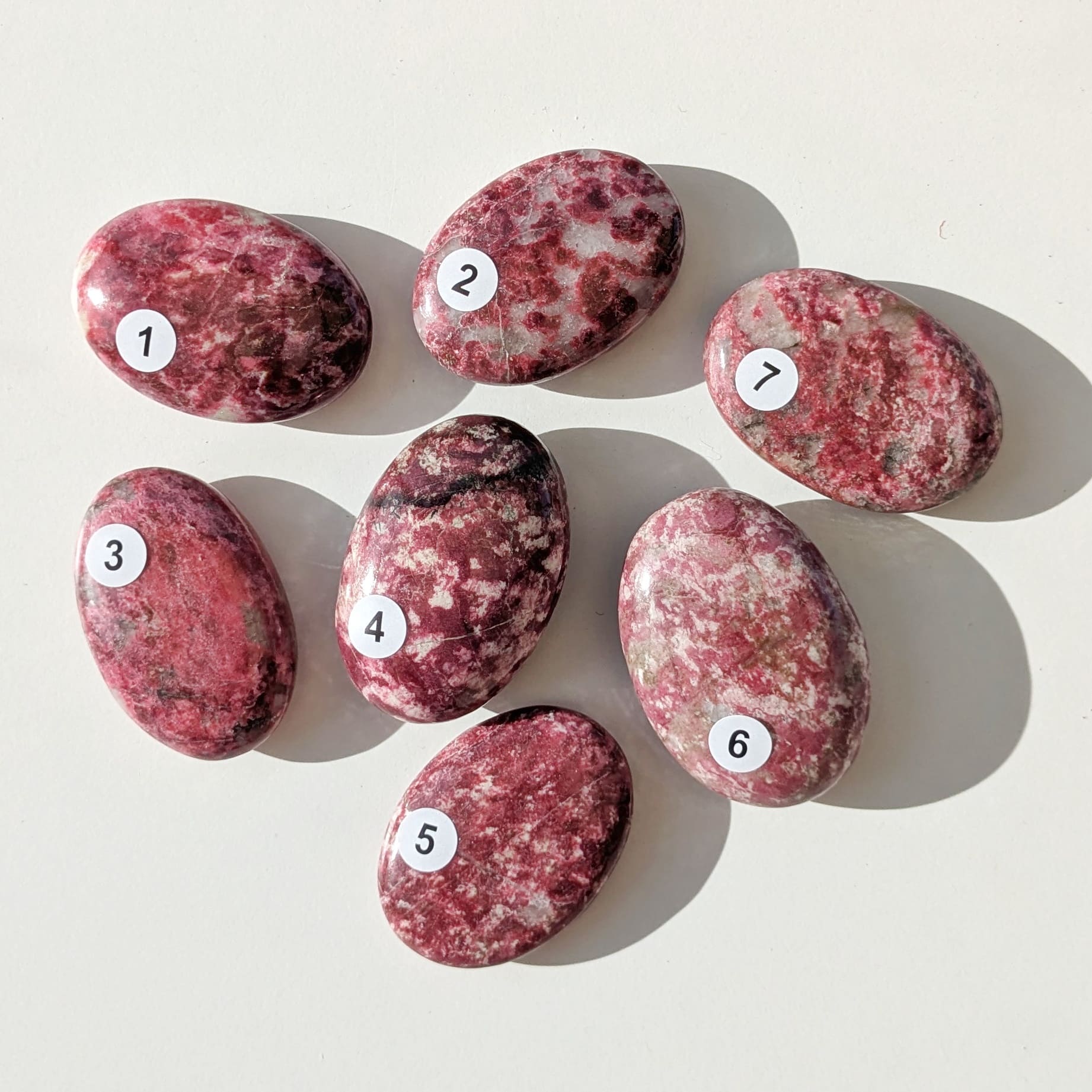 pierre naturelle thulite forme galet