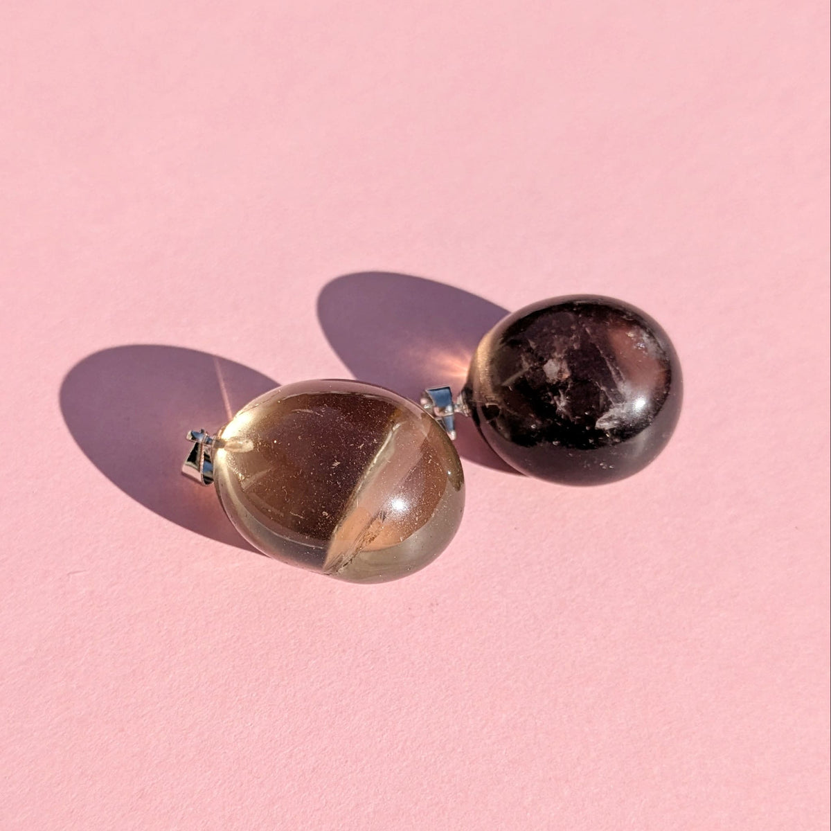 Pendentif en Cristal de Roche Fumé – Ancrage et Clarté Intérieure