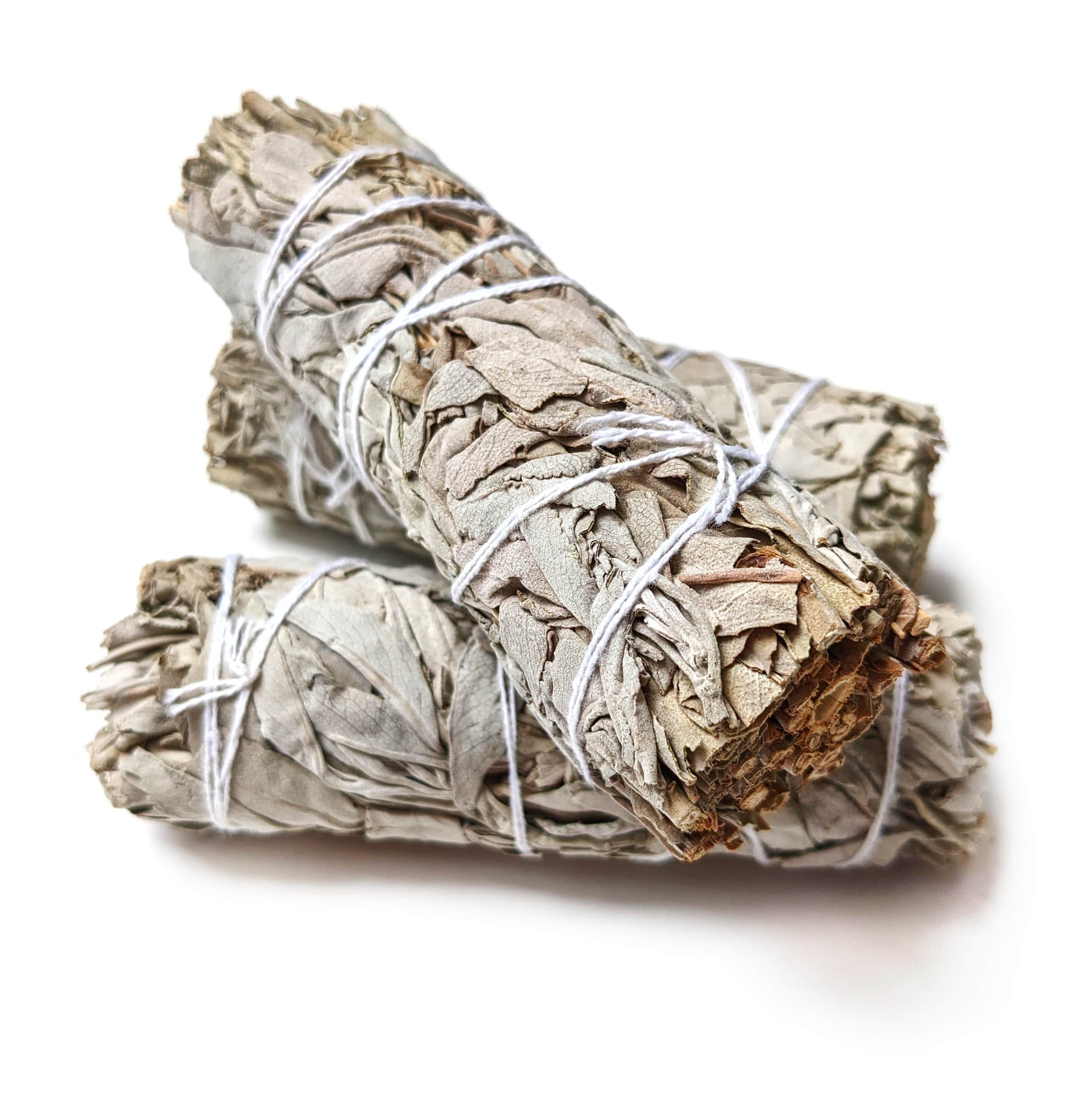 Accessoires de purification et de rechargement : sauge blanche, palo santo et supports